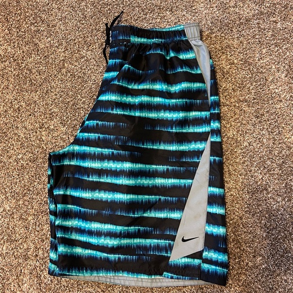 Nike Men’s XXL Swim Trunks, has a smalll flaw under the drawstring - Picture 7 of 13